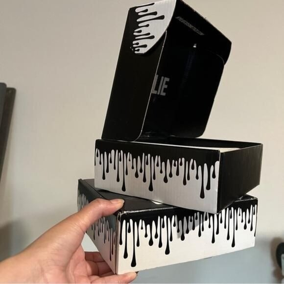 Original Kylie Jenner shipping boxes - Picture 1 of 2